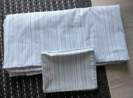Photo of free King Size Quilt Cover & Matching Pillow Cases (Harvey Close BS22) #1