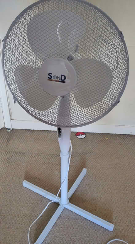 Photo of free White Floor standing fan (Jesmond NE2) #1