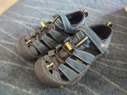Photo of free Kids' shoes, size 13 and size 1 (Glen Rock) #3