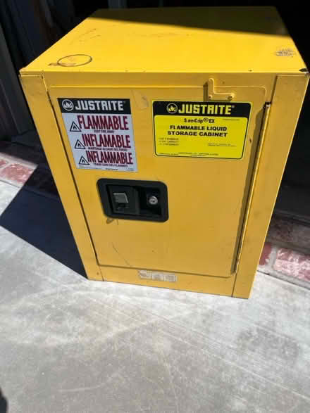 Photo of free Flammable Liquid Storage Cabinet (Cuesta Ave / El Monte Ave) #1