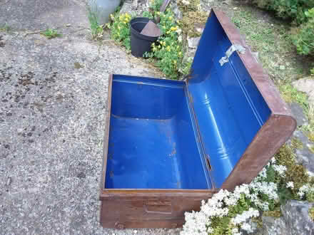 Photo of free Vintage metal trunk (Selattyn SY10) #2