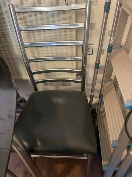 Photo of free Tempered glass dinning table. (Battersea SW11) #4