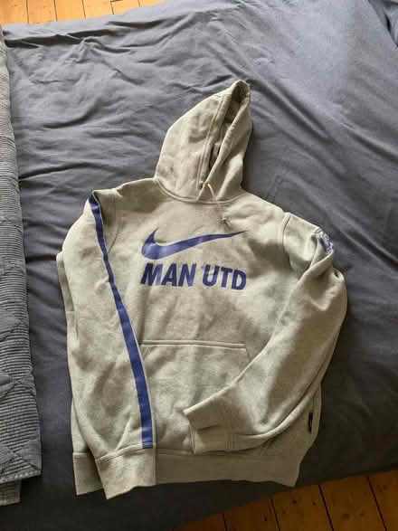 Photo of free Manchester United hoodie (M32) #1