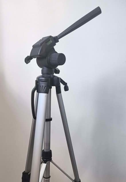 Photo of free photo-video tripod with leveler (East Acton W3) #1