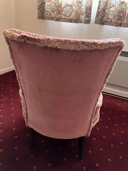 Photo of free Vintage Pink Velvet Style Chair (SG18) #2