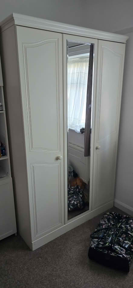 Photo of free three-door wardrobe (BN229ES) #1