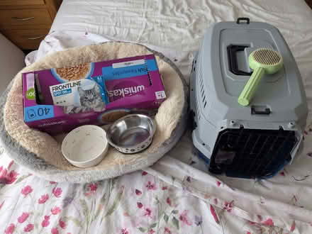 Photo of free Cat bed, carrier, 2 bowls, brush... (Weston Rhyn SY10) #1