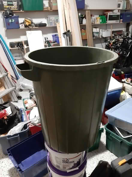 Photo of garbage can lid (Kanata) #1