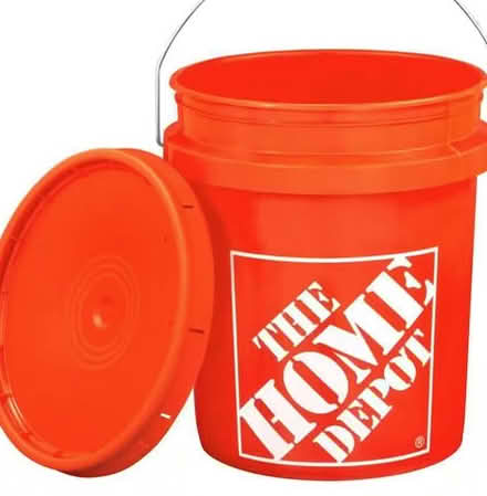 Photo of plastic bucket with lid (downtown Edmonds) #2