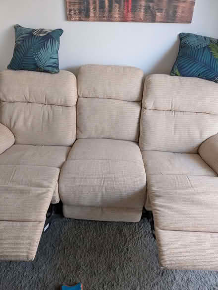 Photo of free Reclining sofa and 2 reclining chairs (Greenwich IP3) #2