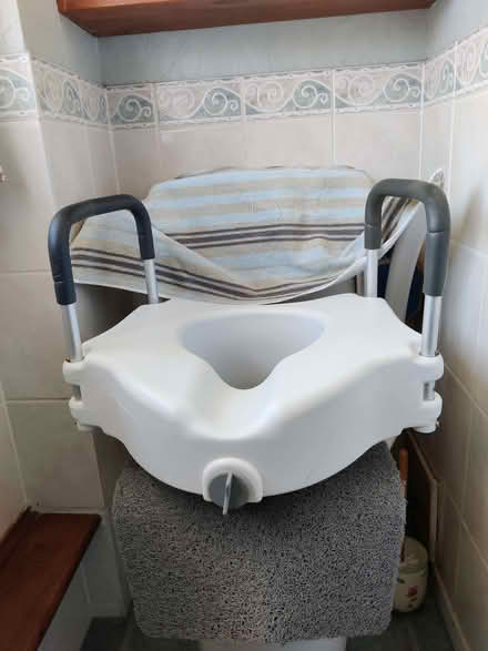 Photo of free Height-extending toilet seat (Ash Wharf GU12) #1