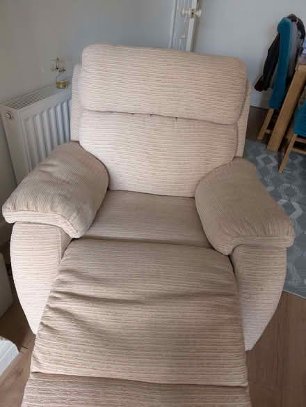 Photo of free Reclining sofa and 2 reclining chairs (Greenwich IP3) #4