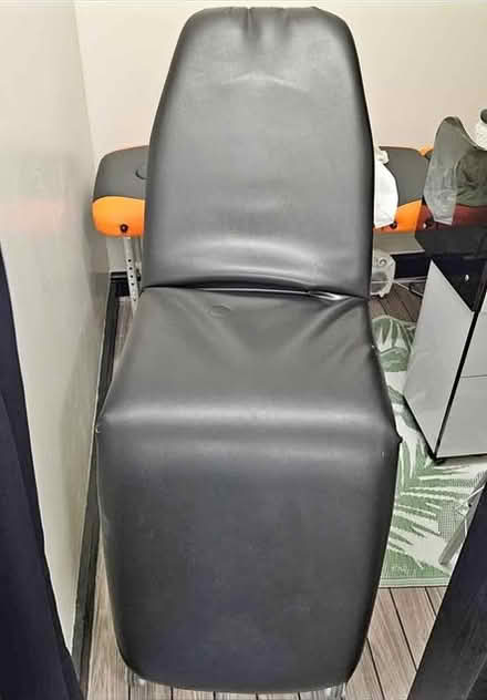 Photo of free electric beauty/tattoo bed (Wimbledon broadway SW19) #1