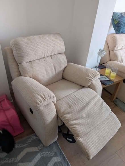 Photo of free Reclining sofa and 2 reclining chairs (Greenwich IP3) #3
