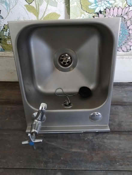 Photo of free Small hand basin (Shap CA10) #1