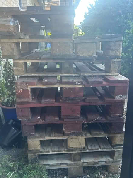 Photo of free Small Euro pallets (Chipping Barnet EN5) #2