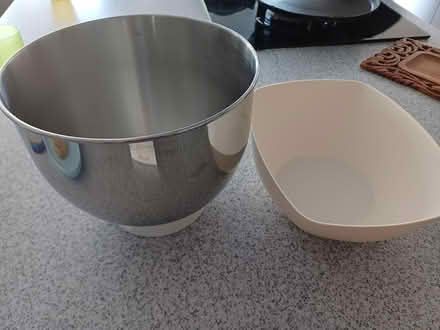 Photo of free 2 mixing bowls (LE4 Off Gipsy Lane/Barkby Rd) #1