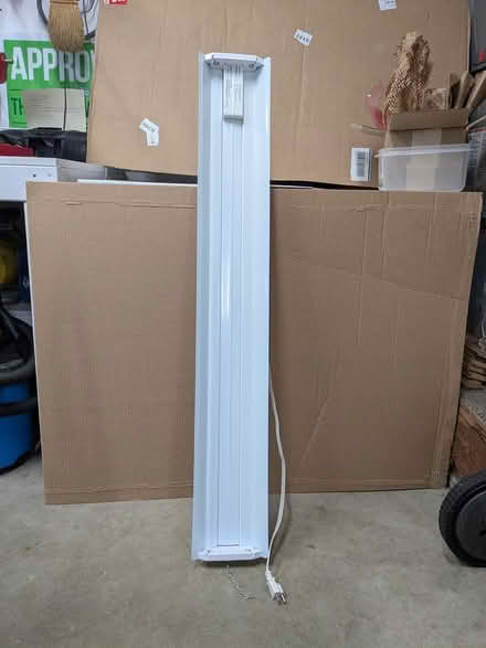 Photo of free Portable 4' fluorescent fixture (North Juanita area of Kirkland) #1