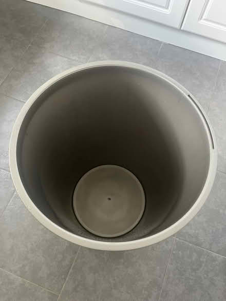 Photo of free Almost brand new plastic bin NW8 (St John’s Wood NW8) #4