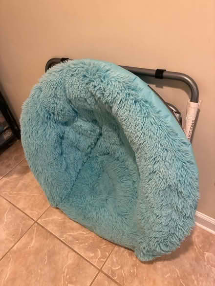 Photo of free folding saucer chair turquoise (Arlington - Clarendon) #3