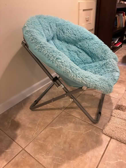 Photo of free folding saucer chair turquoise (Arlington - Clarendon) #2