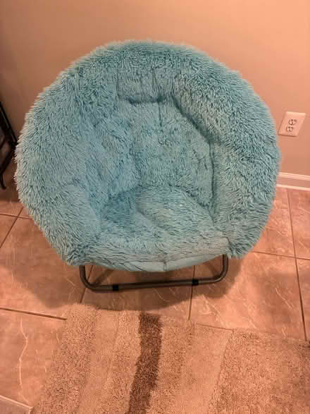 Photo of free folding saucer chair turquoise (Arlington - Clarendon) #1