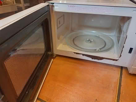 Photo of free Cookworks fairly old perfectly functioning microwave (Mereoak Park RG2) #2