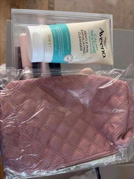 Photo of free Make up organiser, bag etc (Mortlake SW13) #2