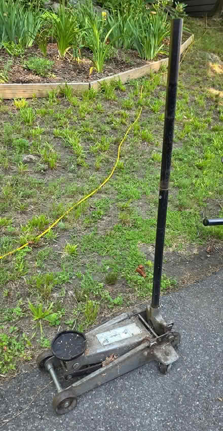 Photo of free 2-1/5 ton floor jack (Stoneham) #1