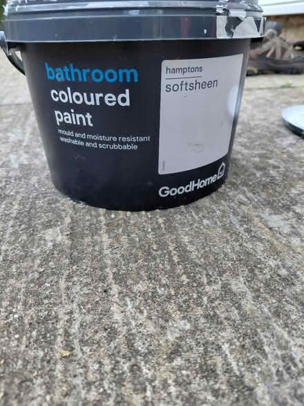 Photo of free Bathroom Paint (Knightsfield Welwyn Garden AL8) #1