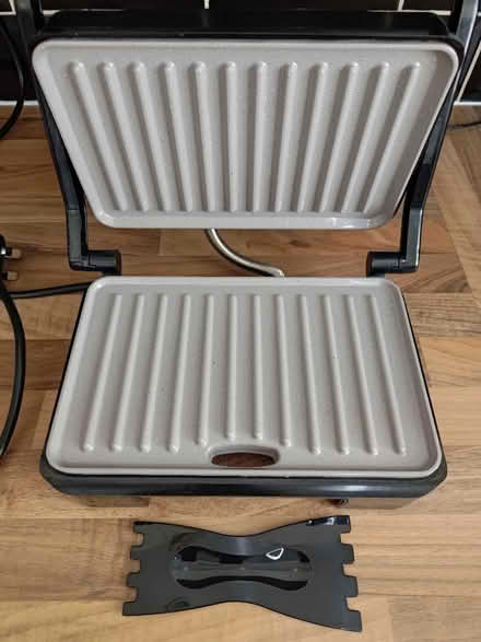 Photo of free Grill and panini maker (Chesterton CB4) #2