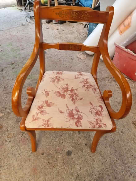 Photo of free Dining Room Table & 6 Chairs (New Radnor LD8) #2