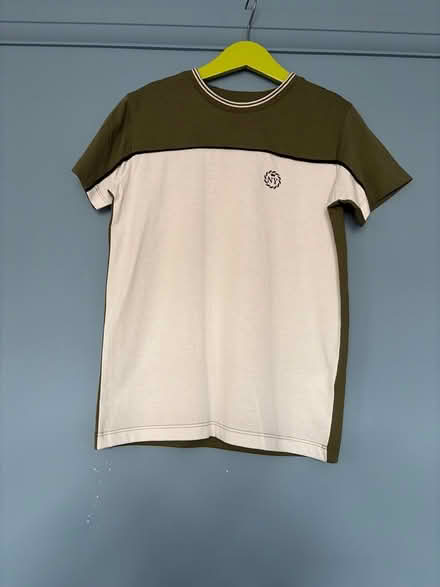 Photo of free Green/white t-shirt (Tilehurst RG30) #1