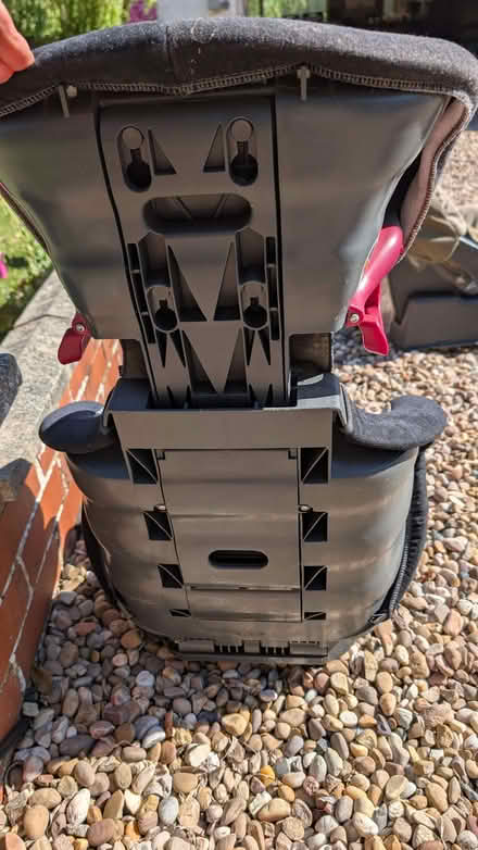Photo of free Mamas and Papas baby car seat (Leire LE17) #1
