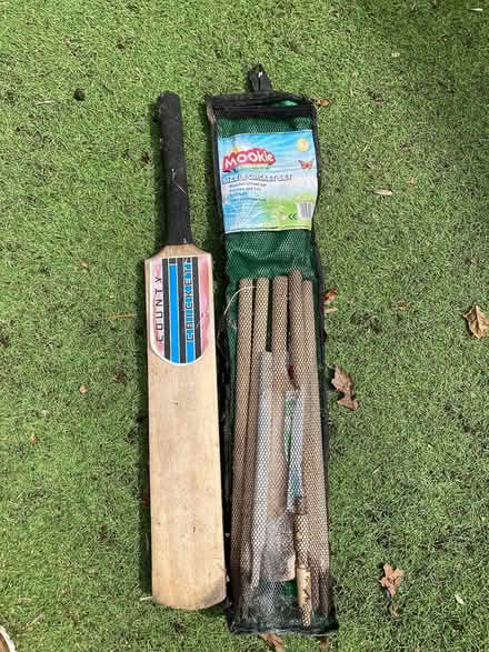 Photo of free Junior cricket set and bat (Beauchief S8) #1