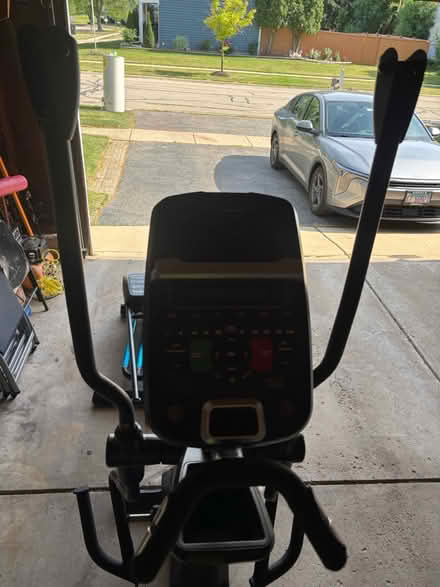 Photo of free E618 Nautilus elliptical machine (Meadow Glens of Naperville) #1