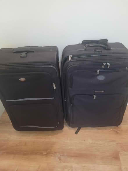Photo of free 2 Large suitcases (kiz 7p3) #1