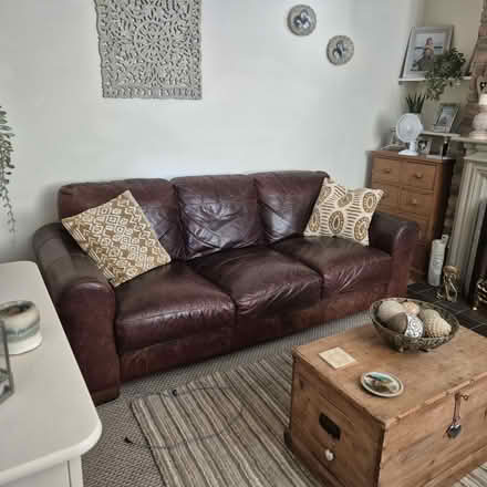 Photo of free 2 & 3 seater brown leather sofas (Much wenlock) #2