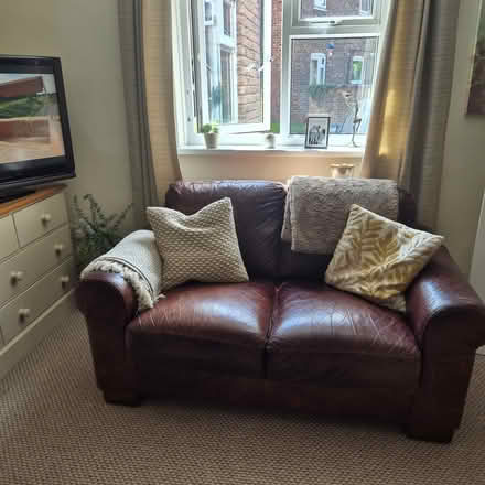 Photo of free 2 & 3 seater brown leather sofas (Much wenlock) #4