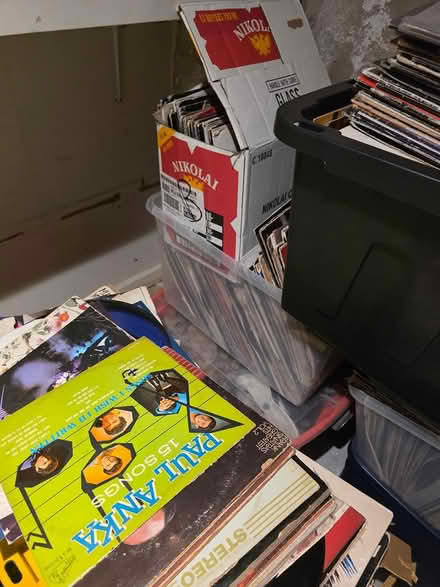 Photo of free 1000 free 12" vinyl records (Fishtown) #4