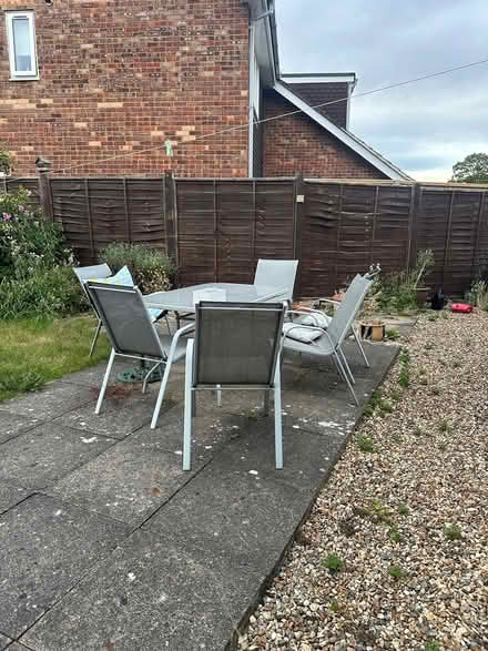 Photo of free Garden table (Mentmore road LU7) #3