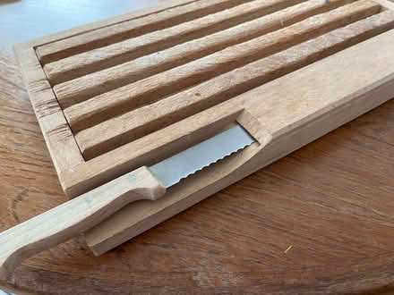 Photo of free Cutting board w. bread knife (E5 0QX) #2
