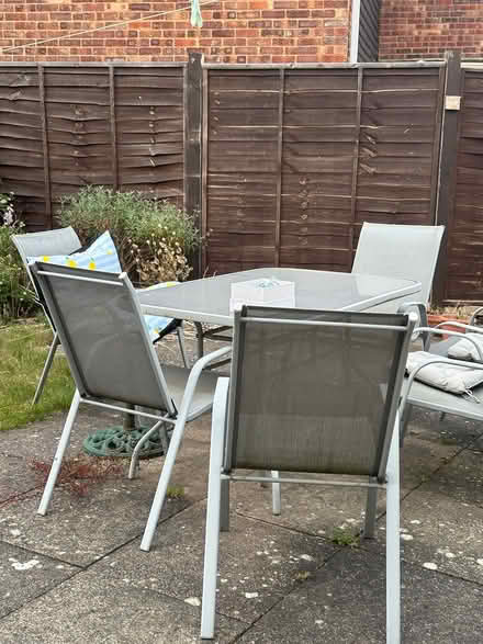 Photo of free Garden table (Mentmore road LU7) #2