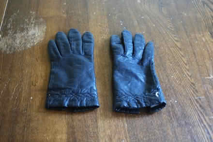 Photo of free Women's Leather Gloves, Size 7 (S) (gatineau ave & de bourgogne st) #1
