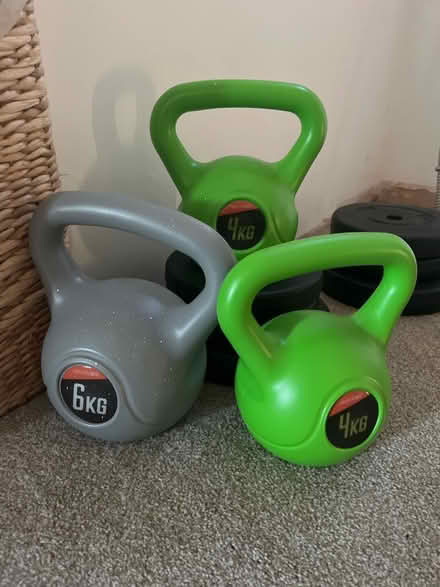 Photo of free Kettle bells 4kg x 2 and 6kg (Redditch B97) #1