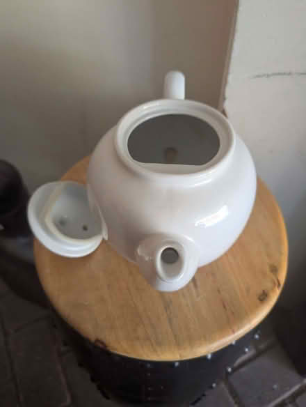Photo of free Large white ceramic teapot (Bedford Centre MK40) #4