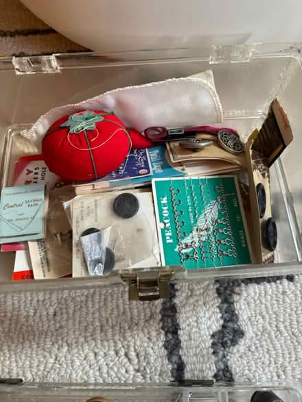 Photo of free Vintage sewing kit (Rego Park) #4