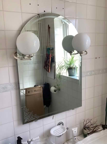 Photo of free Mirror with lights (The Dell SG4) #1