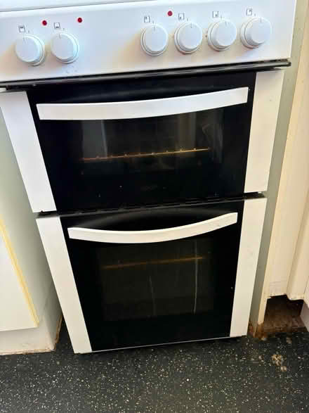 Photo of free Samsung 32” Tv and electric cooker (Eton) #1