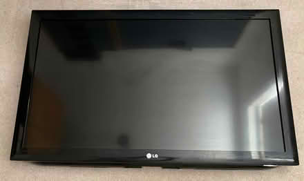 Photo of free LG 42LD450 42” TV and wall mount arm (Fenstanton PE28) #1